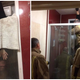 La mujer atrapada en la ventana de doble acristalamiento y los bomberos durante el rescate. Imagen: Liam Smyth / GoFundme